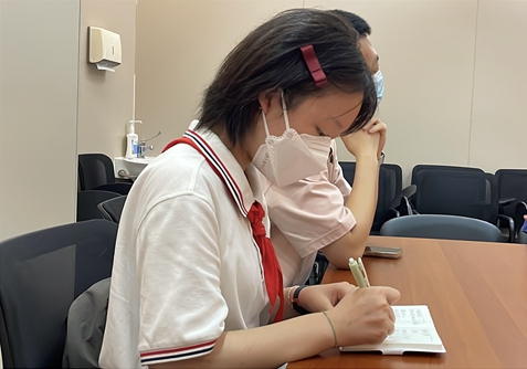 1761099754822558.jpg 小记者采访2.jpg