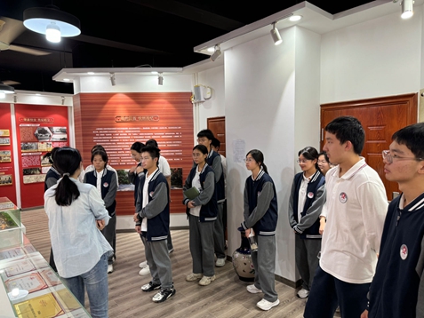 1762416366634970.jpg 3-学生参观校史陈列馆 (1).jpg