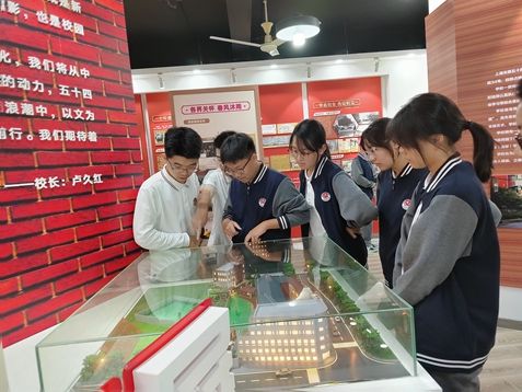 1762416371139194.jpg 3-学生参观校史陈列馆 (2).jpg