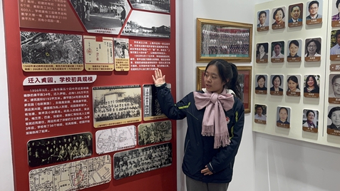 1762416377936945.jpg 3-学生参观校史陈列馆 (3).jpg