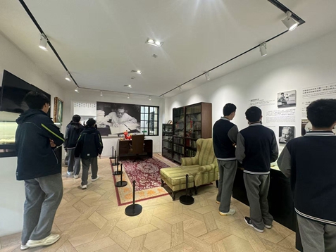 1762416392274622.jpg 4-学生外出参观 (2).jpg