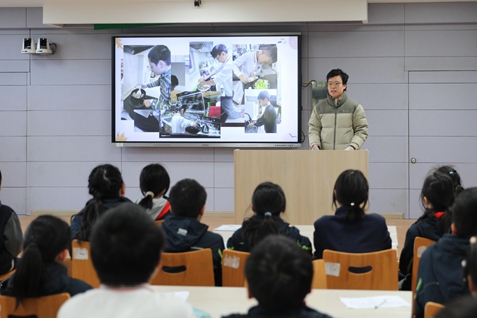 1765773305605404.jpg 25-11-19主题班会 郑自翱02(1).jpg