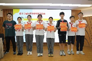 活动表彰领奖合影 3班.jpg