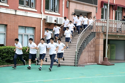 1789696697521394.jpg 上海五十四中开展国防教育疏散演练(1).jpg
